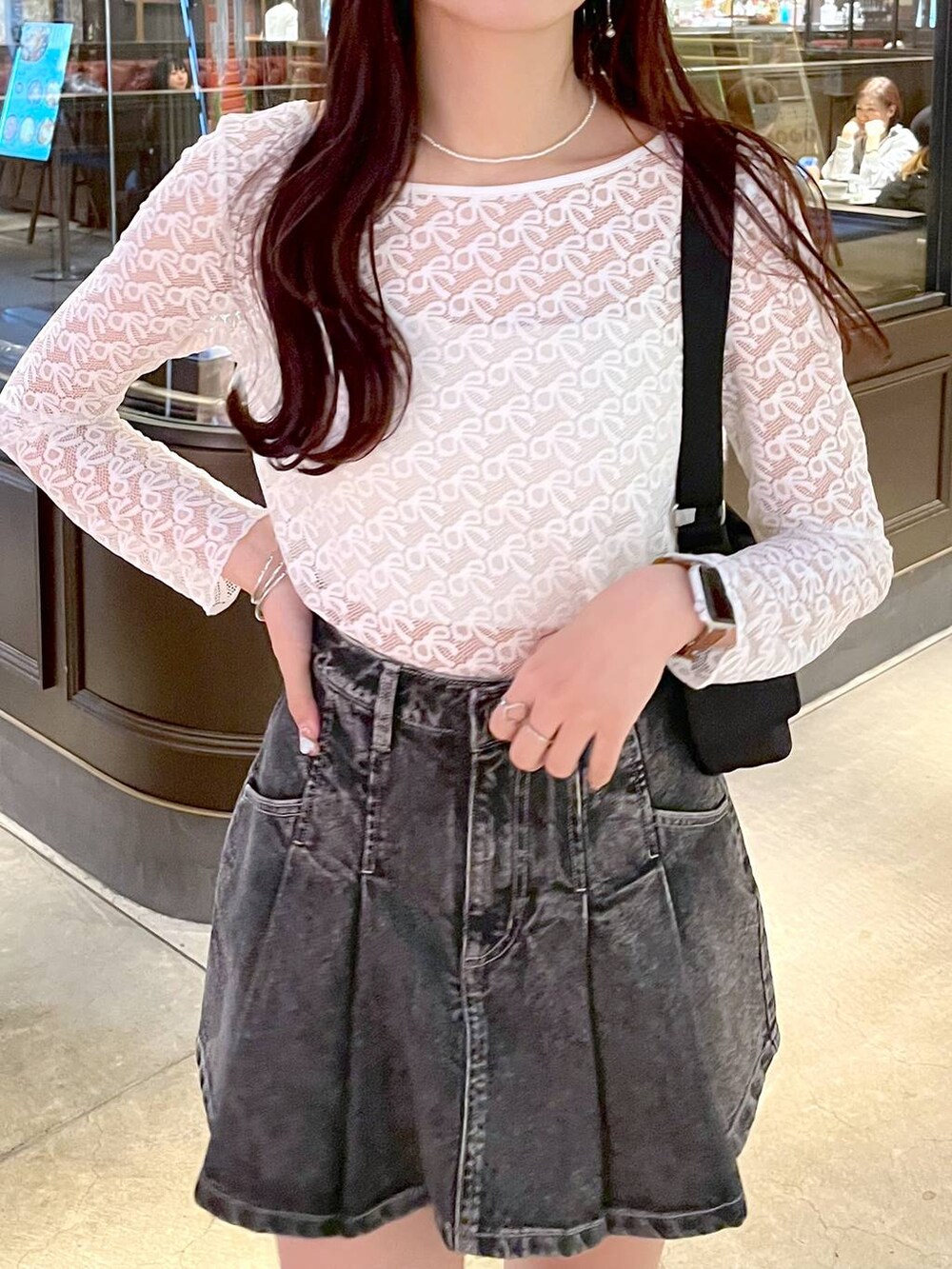 ブラック系のショルダーバッグ、ブラック系のローファー、ブラック系のデニムスカートを着用したレディースの春コーディネートの6枚目の写真