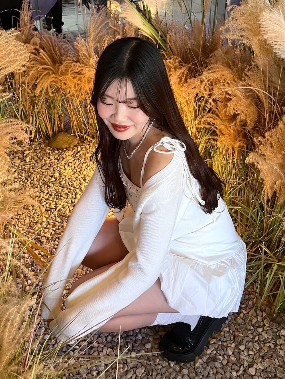 ホワイト系のスカート、ホワイト系のカーディガン/ボレロを着用したレディースの冬コーディネートの5枚目の写真