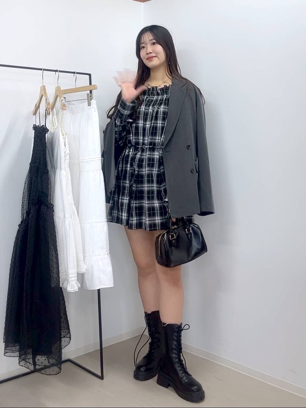 ホワイト系のTシャツ/カットソー、ブラック系のブーツ、グレー系のテーラードジャケットを着用したレディースの春コーディネートの2枚目の写真