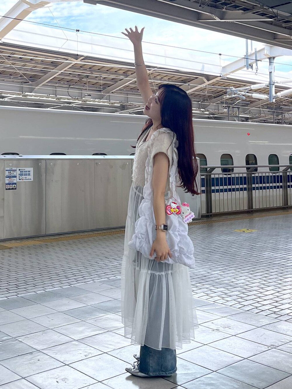 ホワイト系のシャツ/ブラウス、ホワイト系のワンピース、ホワイト系のキャミソールを着用したレディースの夏コーディネートの3枚目の写真