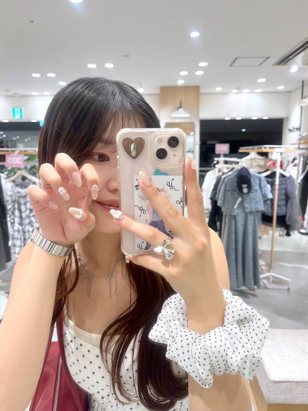 ホワイト系のキャミソール、その他のワンピース、シルバー系のネックレスを着用したレディースの春コーディネートの2枚目の写真