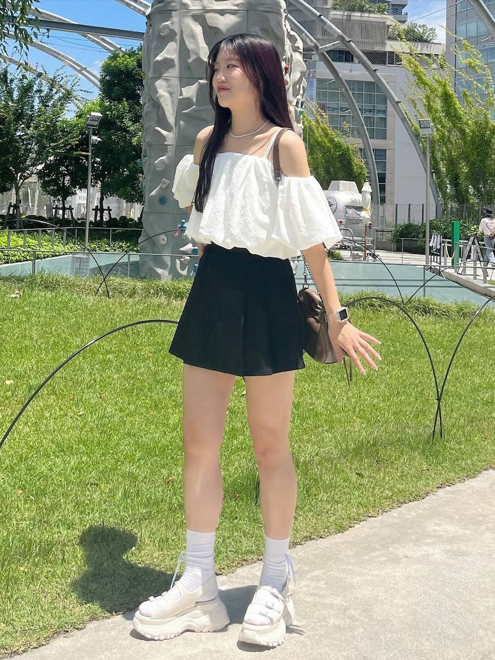 ブラック系のスカート、ホワイト系のシャツ/ブラウス、ホワイト系のキャミソールを着用したレディースの夏コーディネートの7枚目の写真