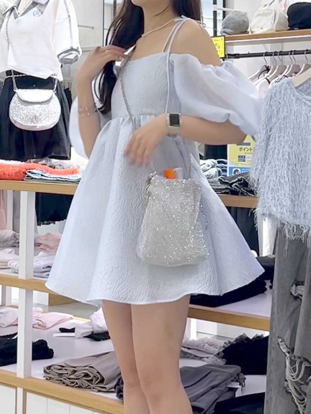 シルバー系のショルダーバッグ、ホワイト系のキャミソール、ベージュ系のその他パンツを着用したレディースの夏コーディネートの4枚目の写真