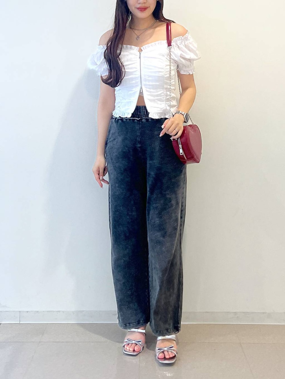 シルバー系のサンダル、レッド系のショルダーバッグ、ホワイト系のキャミソールを着用したレディースの夏コーディネートの7枚目の写真