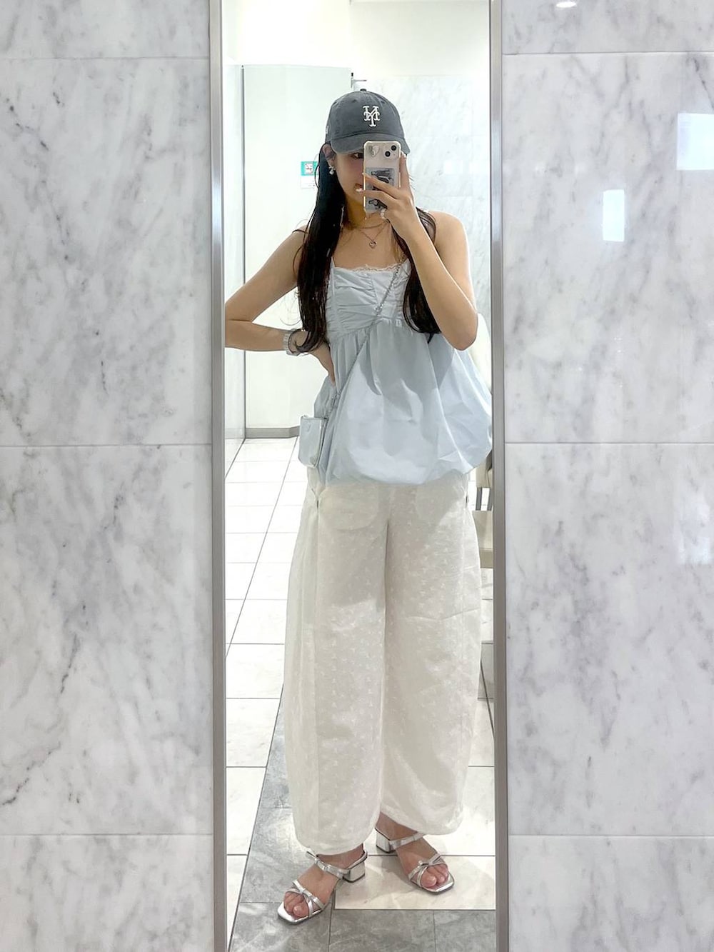 シルバー系のサンダル、ホワイト系のその他パンツ、ブルー系のシャツ/ブラウスを着用したレディースの夏コーディネートの3枚目の写真