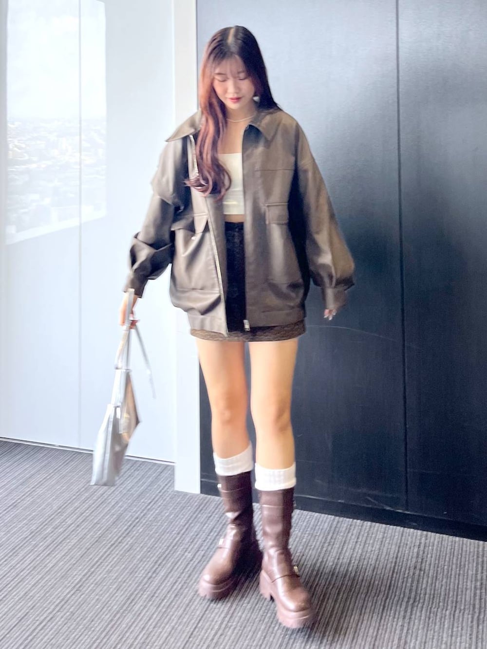 ブラウン系のブーツ、その他のスカート、ホワイト系のキャミソールを着用したレディースの秋コーディネートの6枚目の写真