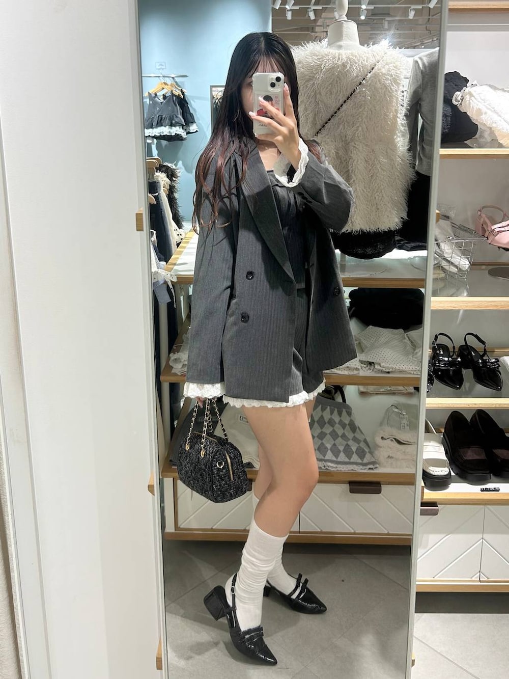 グレー系のその他パンツ、グレー系のその他トップス、ブラック系のボストンバッグを着用したレディースの夏コーディネートの2枚目の写真
