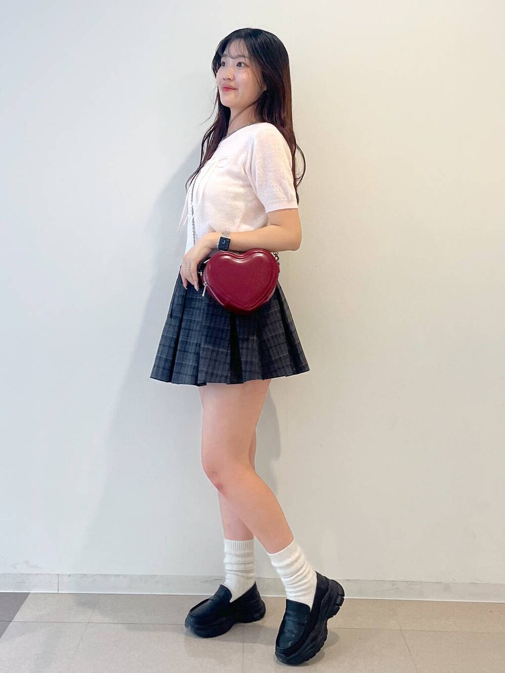 ホワイト系のキャミソール、ブラック系のローファー、グレー系のスカートを着用したレディースの春コーディネートの8枚目の写真