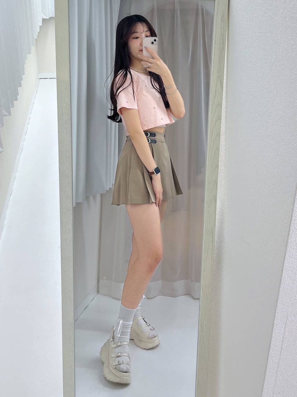 ホワイト系のキャミソール、ホワイト系のサンダル、ベージュ系のスカートを着用したレディースの春コーディネートの2枚目の写真