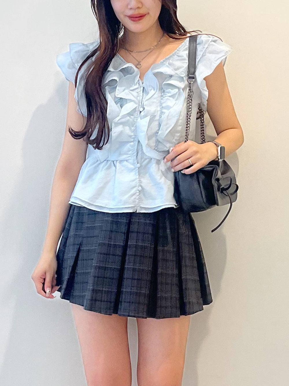 グレー系のショルダーバッグ、ホワイト系のキャミソール、ブラック系のローファーを着用したレディースの夏コーディネートの9枚目の写真