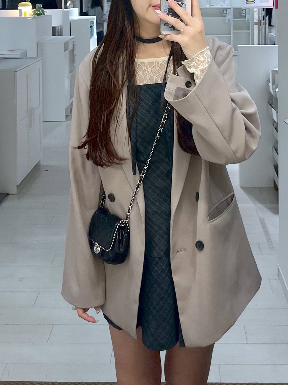 ホワイト系のキャミソール、グレー系のワンピースを着用したレディースの夏コーディネートの6枚目の写真