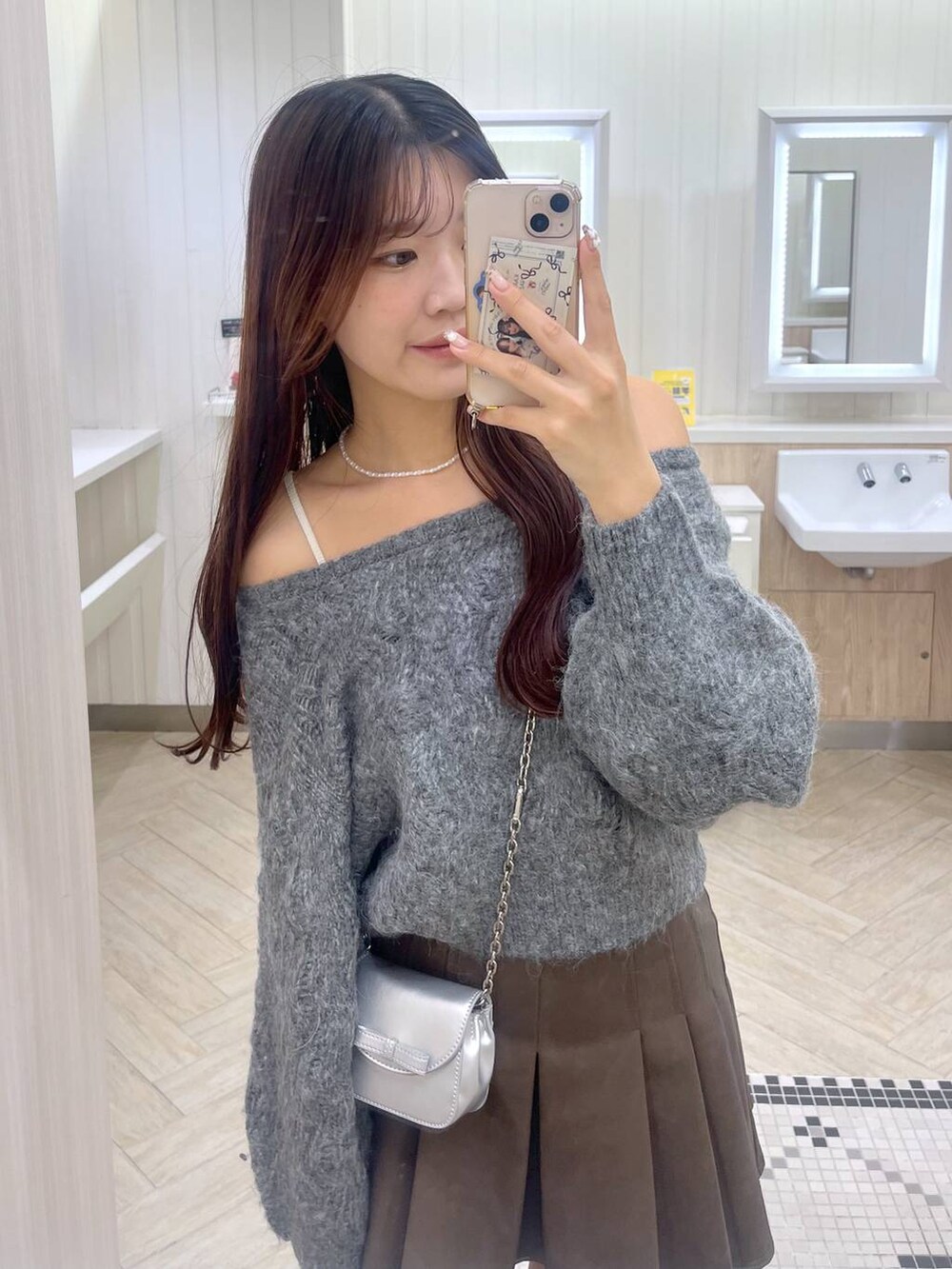 ブラウン系のスカート、ホワイト系のキャミソール、シルバー系のショルダーバッグを着用したレディースの秋コーディネートの9枚目の写真