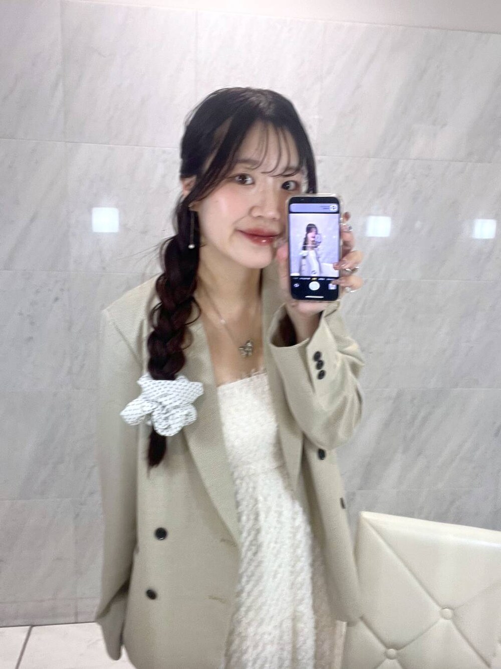 ホワイト系のワンピース、シルバー系のネックレスを着用したレディースの春コーディネートの4枚目の写真