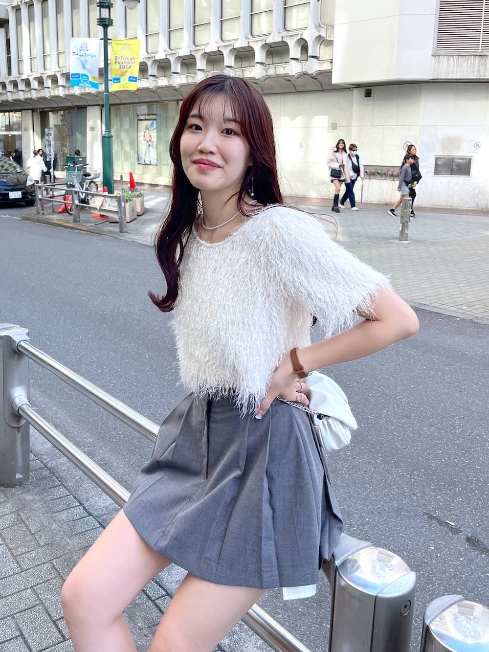 ホワイト系のショルダーバッグ、ホワイト系のキャミソール、ホワイト系のサンダルを着用したレディースの夏コーディネートの8枚目の写真