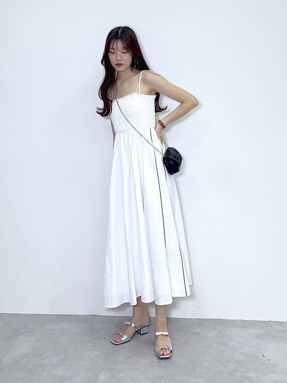 ブラック系のショルダーバッグ、シルバー系のパンプス、ピンク系のショルダーバッグを着用したレディースの春コーディネートの3枚目の写真