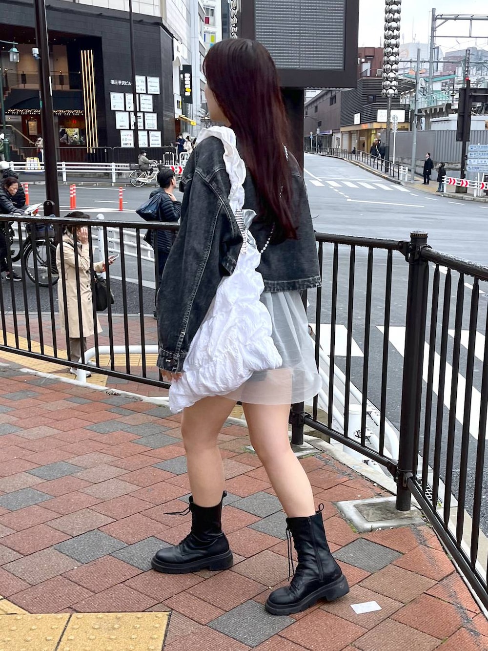 グレー系のワンピース、ホワイト系のキャミソール、ブラック系のブーツを着用したレディースの夏コーディネートの5枚目の写真