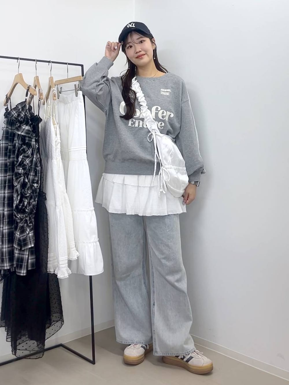 ホワイト系のTシャツ/カットソー、グレー系のスウェット、ブルー系のデニムパンツを着用したレディースの春コーディネートの2枚目の写真