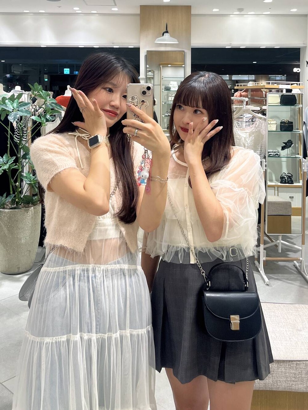 グレー系のスカート、ホワイト系のワンピース、ホワイト系のキャミソールを着用したレディースの夏コーディネートの3枚目の写真