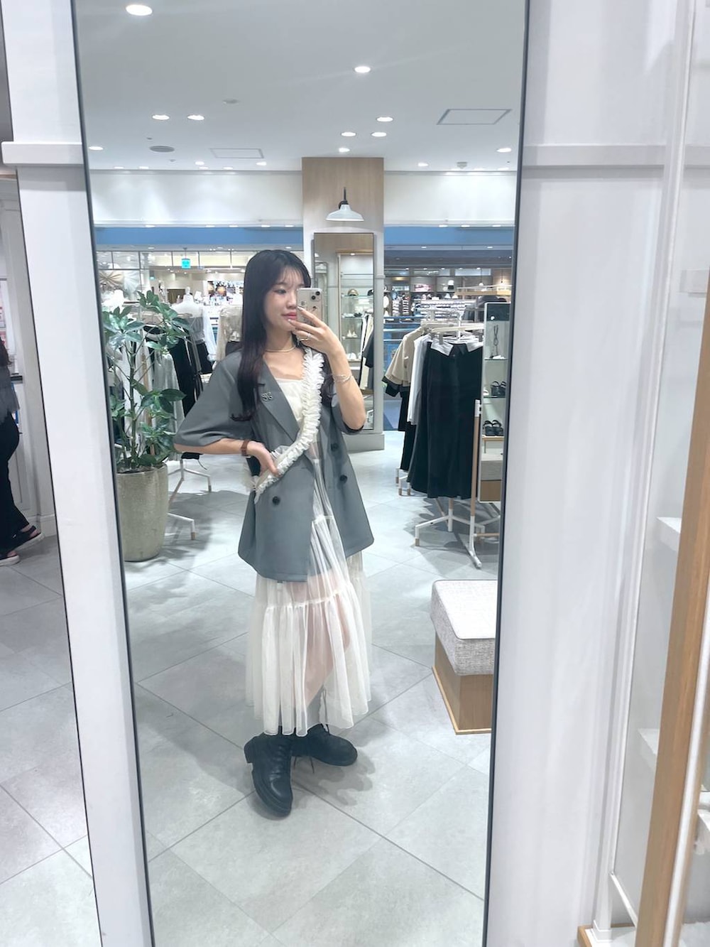 ホワイト系のワンピース、ブラック系のその他パンツ、ホワイト系のキャミソールを着用したレディースの春コーディネートの7枚目の写真