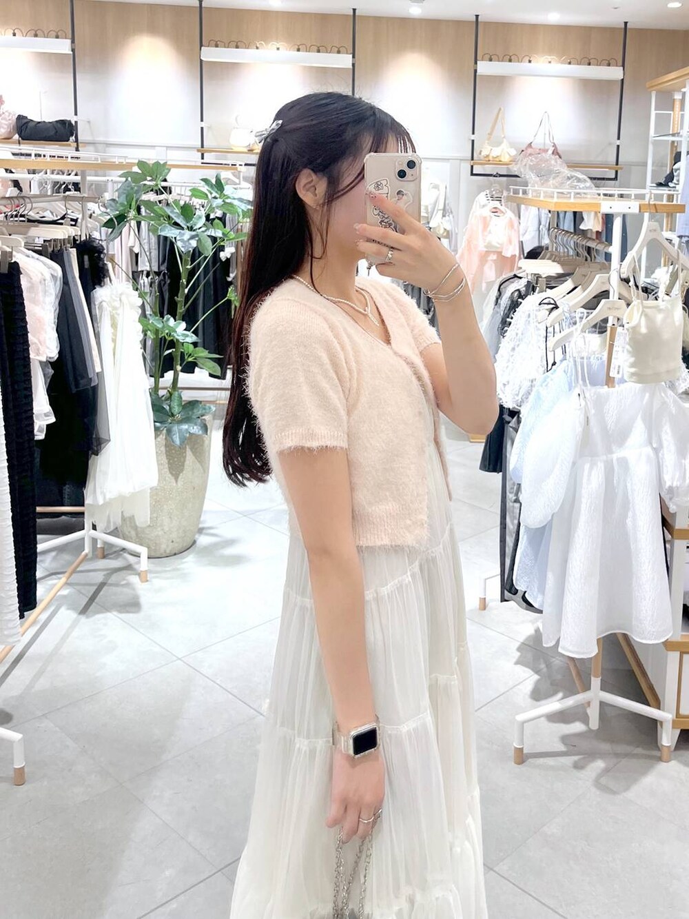 ホワイト系のワンピース、ピンク系のカーディガン/ボレロ、ブラック系のサンダルを着用したレディースの春コーディネートの4枚目の写真