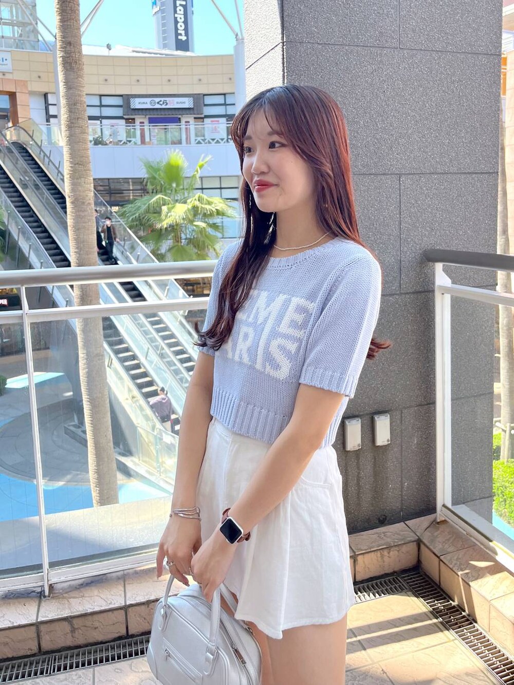 ブラック系のサンダル、ホワイト系のスカート、ブルー系のニット/セーターを着用したレディースの春コーディネートの5枚目の写真