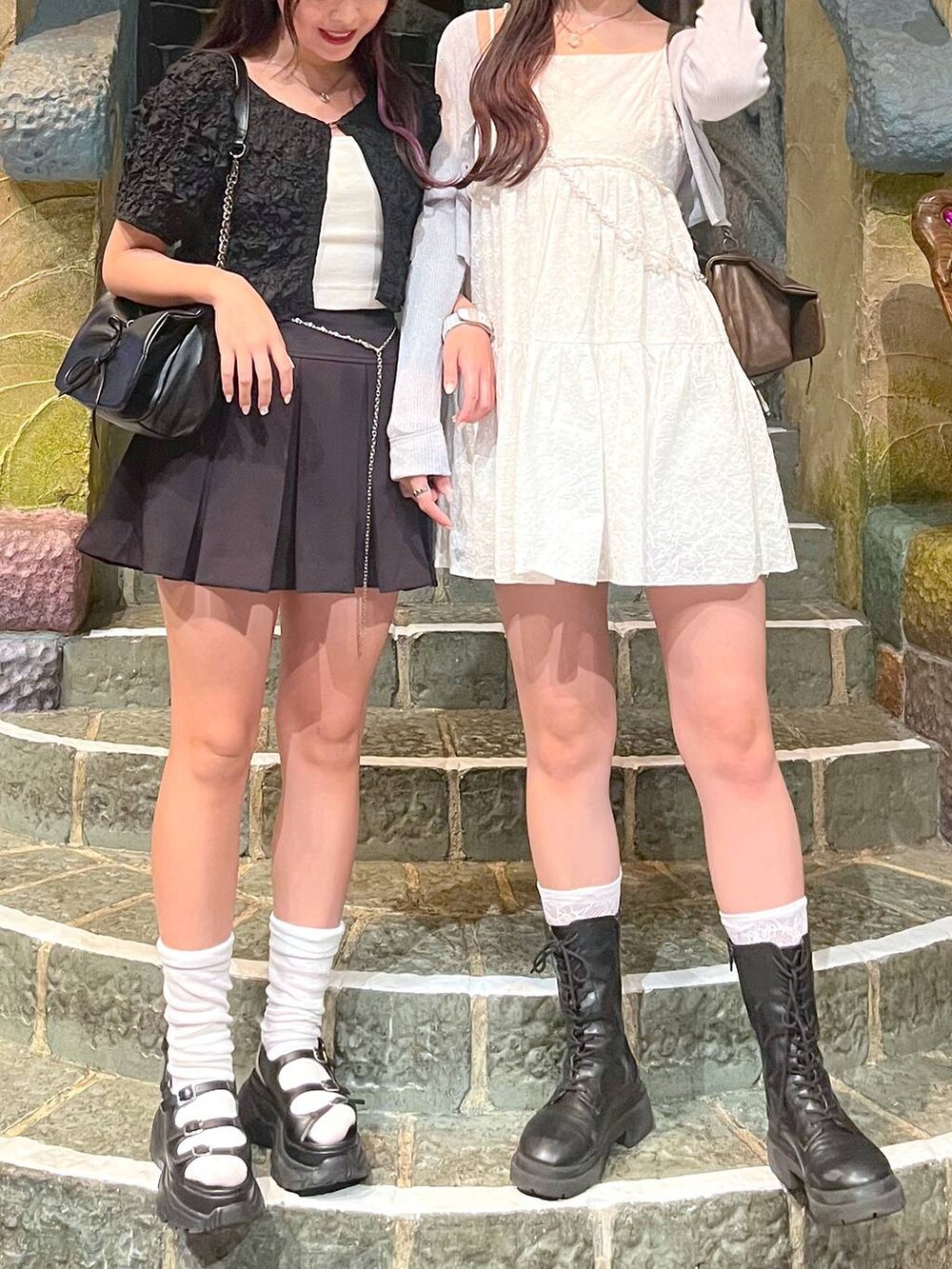 ブルー系のカーディガン/ボレロ、ブラウン系のショルダーバッグ、ブラック系のショルダーバッグを着用したレディースの夏コーディネートの3枚目の写真