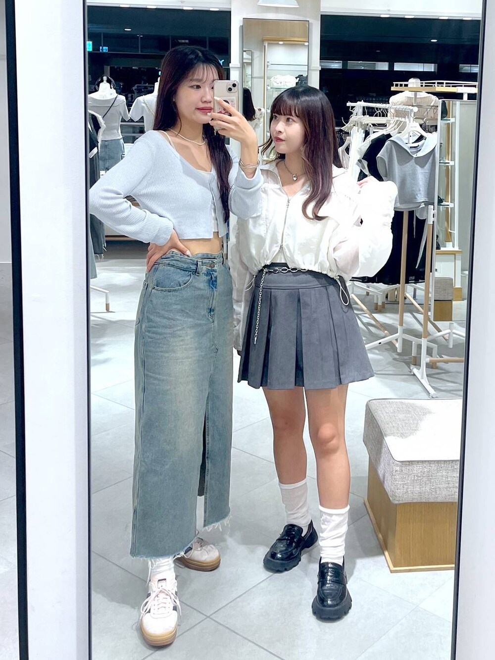 ブルー系のカーディガン/ボレロ、ホワイト系のブルゾン、ブラック系のローファーを着用したレディースの夏コーディネートの5枚目の写真