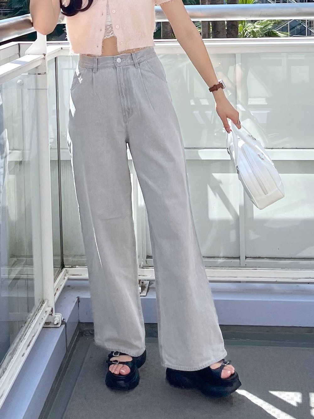 ピンク系のカーディガン/ボレロ、グレー系のデニムパンツ、ホワイト系のキャミソールを着用したレディースの夏コーディネートの7枚目の写真