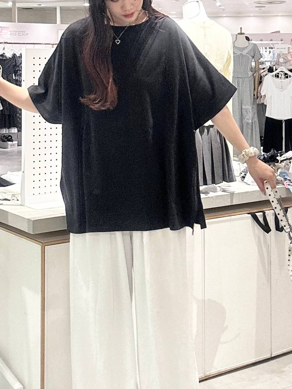 その他のショルダーバッグ、ホワイト系のキャミソール、ブラック系のTシャツ/カットソーを着用したレディースの夏コーディネートの6枚目の写真