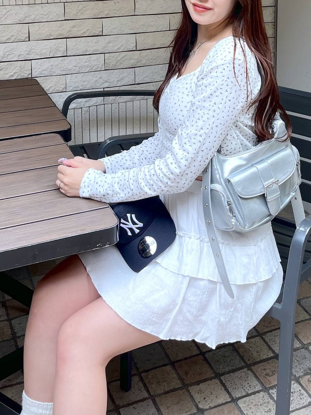 ホワイト系のスカート、ホワイト系のアンサンブル、ホワイト系のキャミソールを着用したレディースの春コーディネートの3枚目の写真