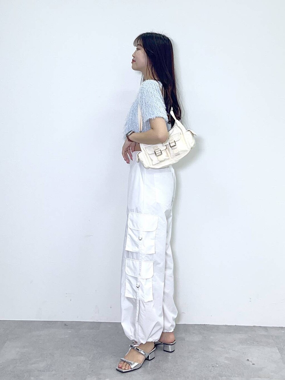 ホワイト系のショルダーバッグ、ホワイト系のキャミソール、ブルー系のTシャツ/カットソーを着用したレディースの春コーディネートの3枚目の写真