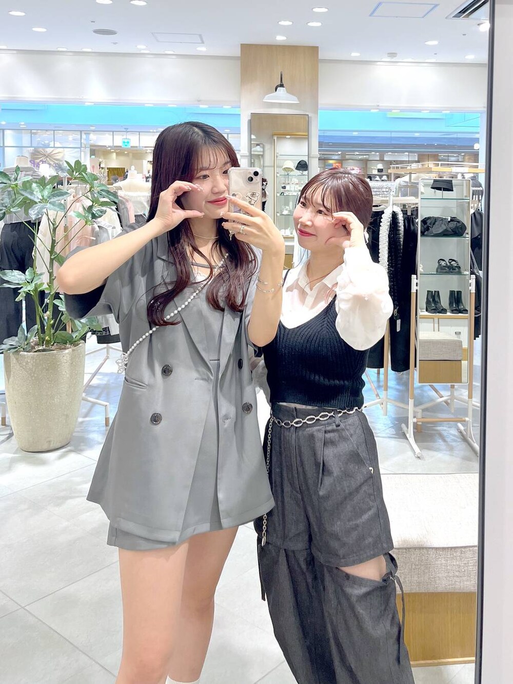 ブラック系のスラックス、ブラック系のシャツ/ブラウス、グレー系のワンピースを着用したレディースの春コーディネートの6枚目の写真