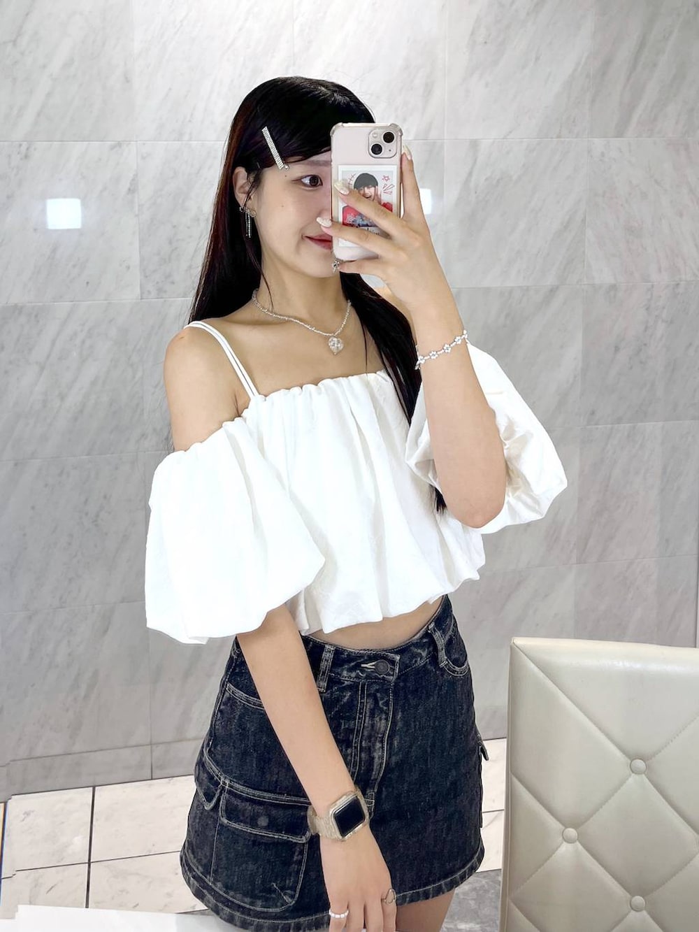 ホワイト系のシャツ/ブラウス、ホワイト系のキャミソール、ブラック系のデニムスカートを着用したレディースの夏コーディネートの2枚目の写真