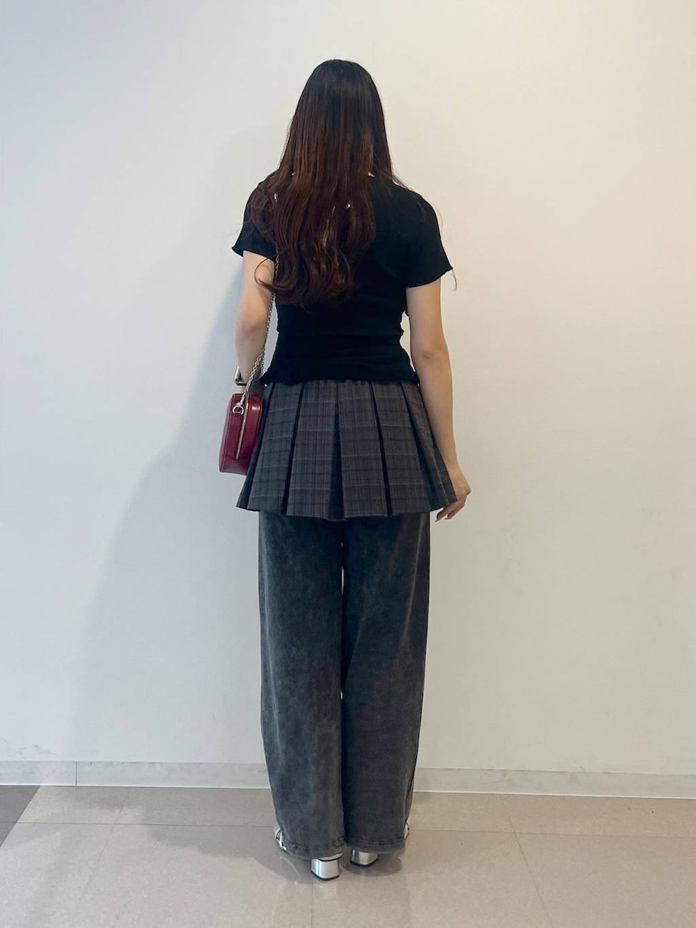 ホワイト系のキャミソール、シルバー系のサンダル、グレー系のスカートを着用したレディースの春コーディネートの4枚目の写真