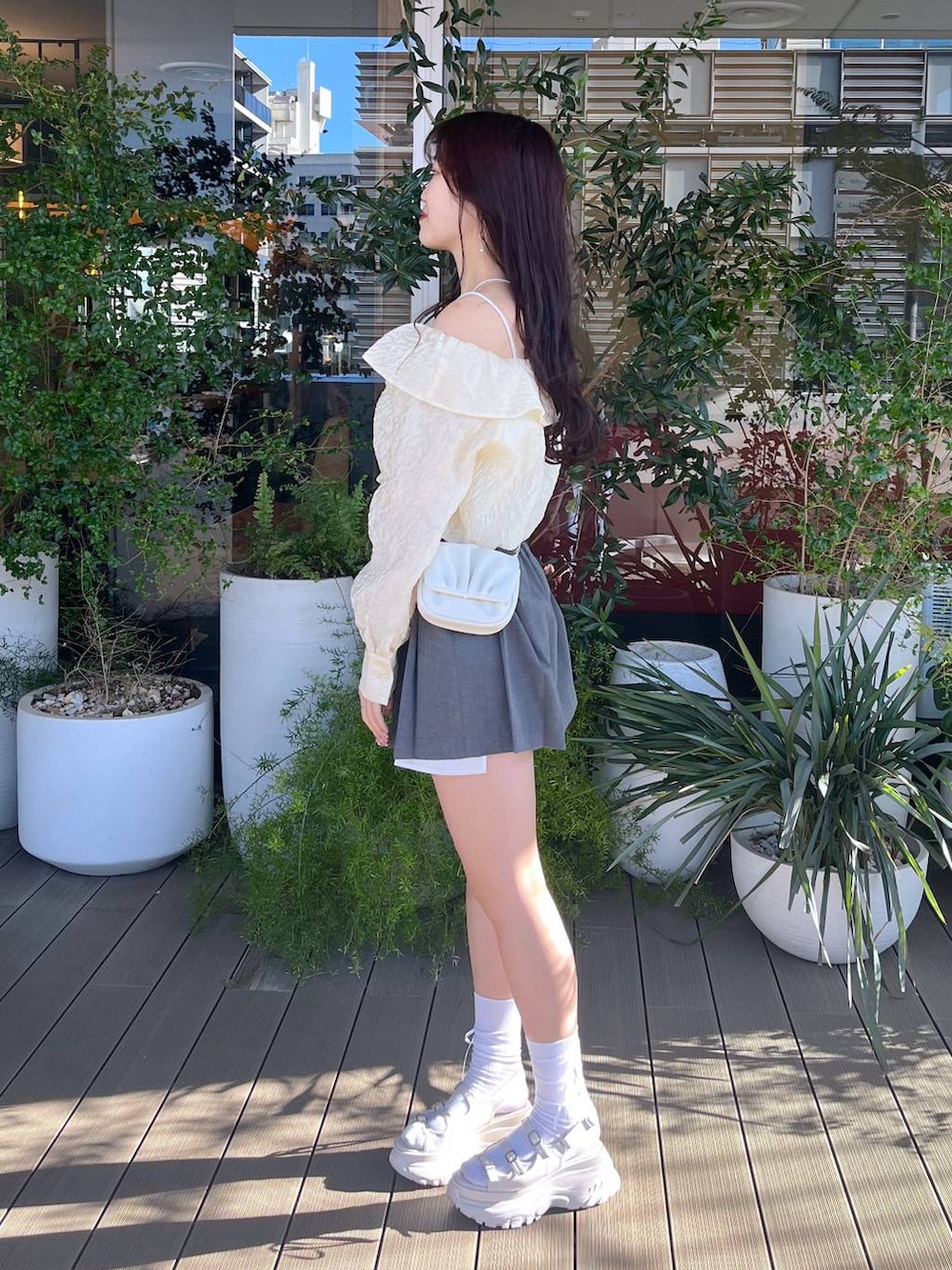 ホワイト系のショルダーバッグ、ホワイト系のキャミソール、ホワイト系のサンダルを着用したレディースの春コーディネートの4枚目の写真