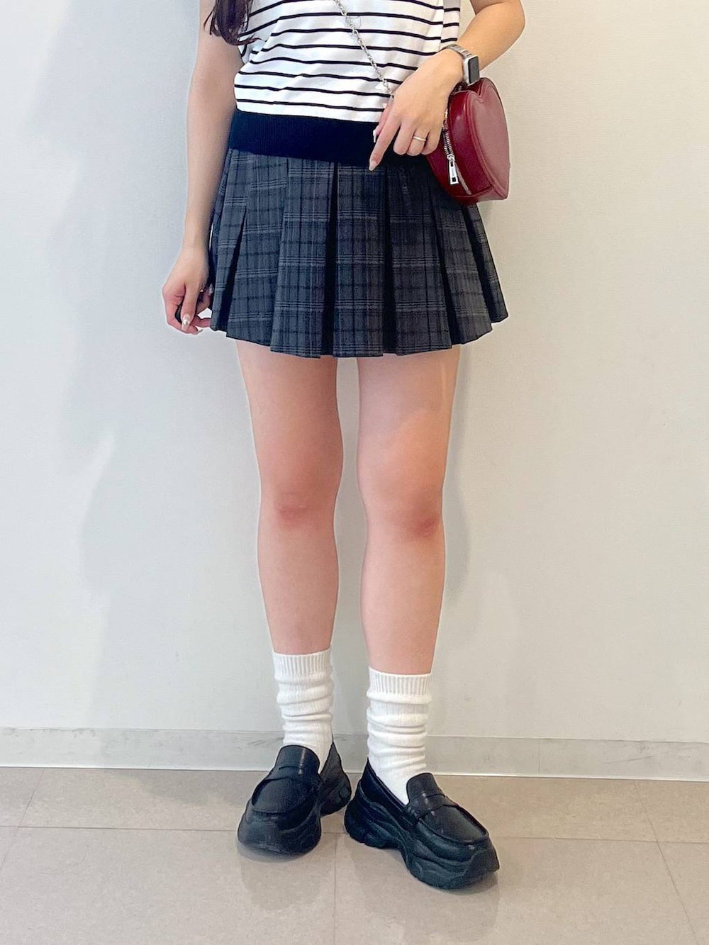 ホワイト系のキャミソール、ブラック系のローファー、グレー系のスカートを着用したレディースの春コーディネートの9枚目の写真