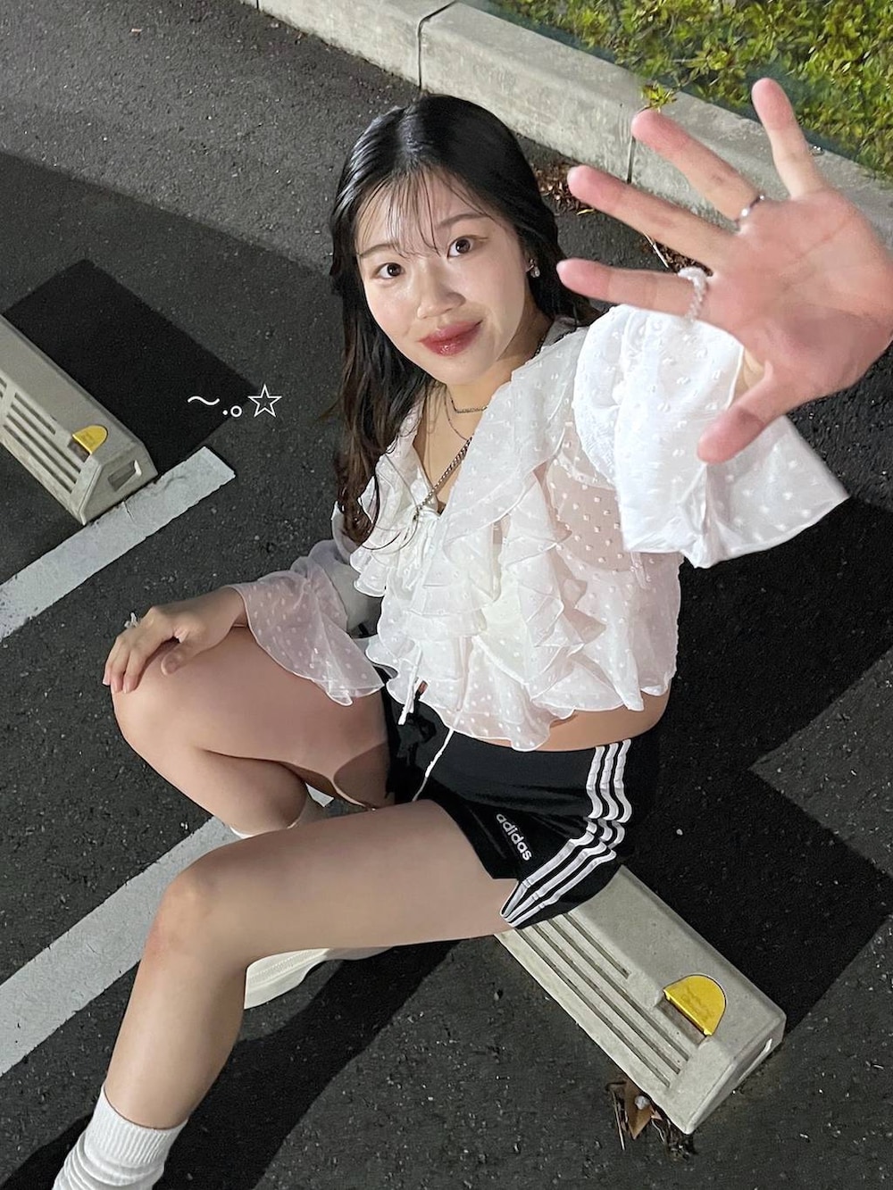 ホワイト系のキャミソール、その他のシャツ/ブラウス、シルバー系のネックレスを着用したレディースの夏コーディネートの3枚目の写真