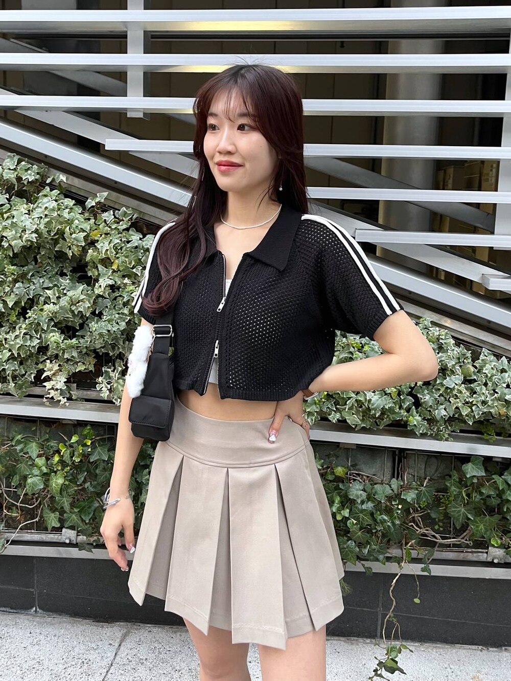 ブラック系のショルダーバッグ、ホワイト系のキャミソール、ブラック系のローファーを着用したレディースの夏コーディネートの4枚目の写真