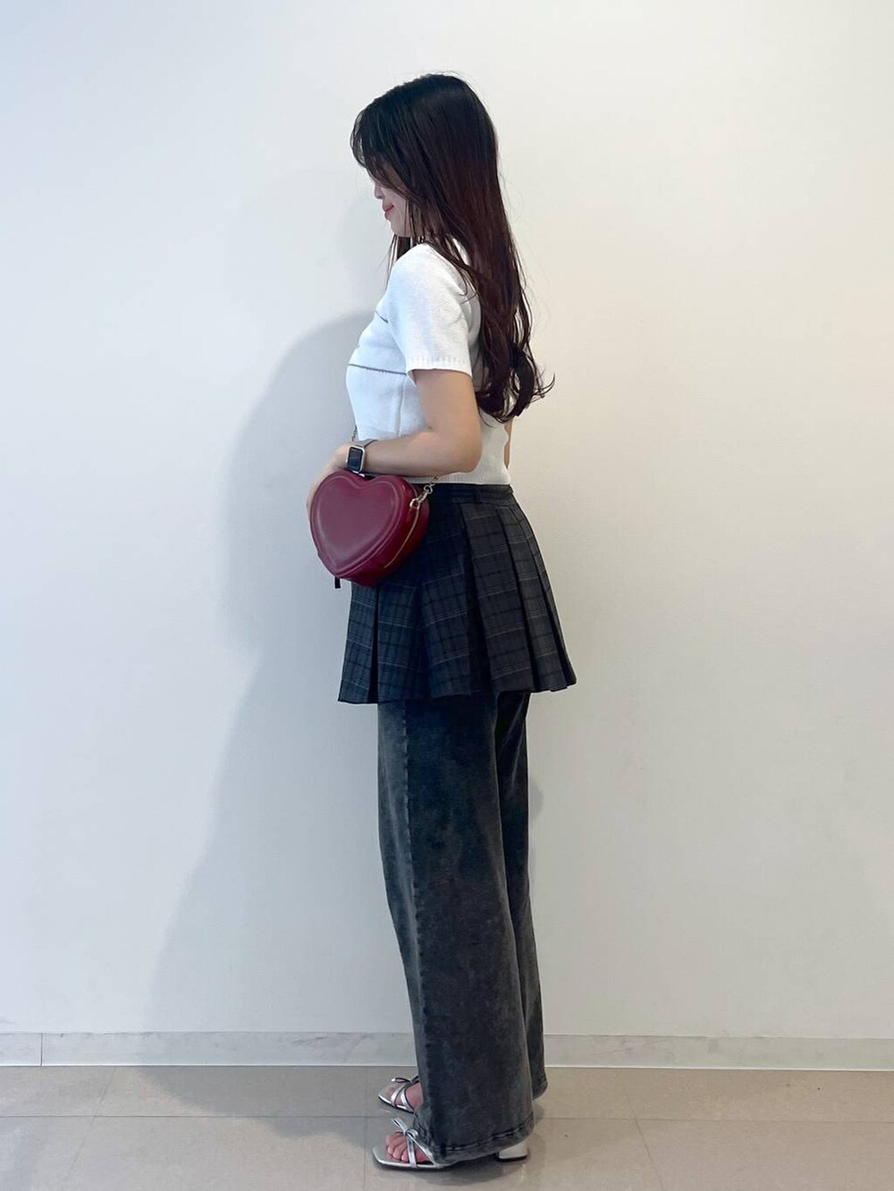 ホワイト系のキャミソール、シルバー系のサンダル、グレー系のスカートを着用したレディースの春コーディネートの3枚目の写真