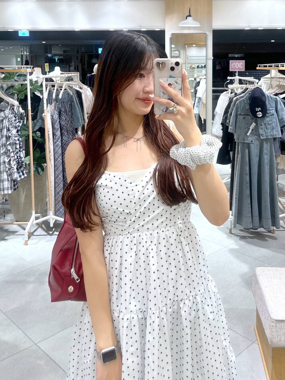 ホワイト系のキャミソール、その他のワンピース、シルバー系のネックレスを着用したレディースの春コーディネートの5枚目の写真