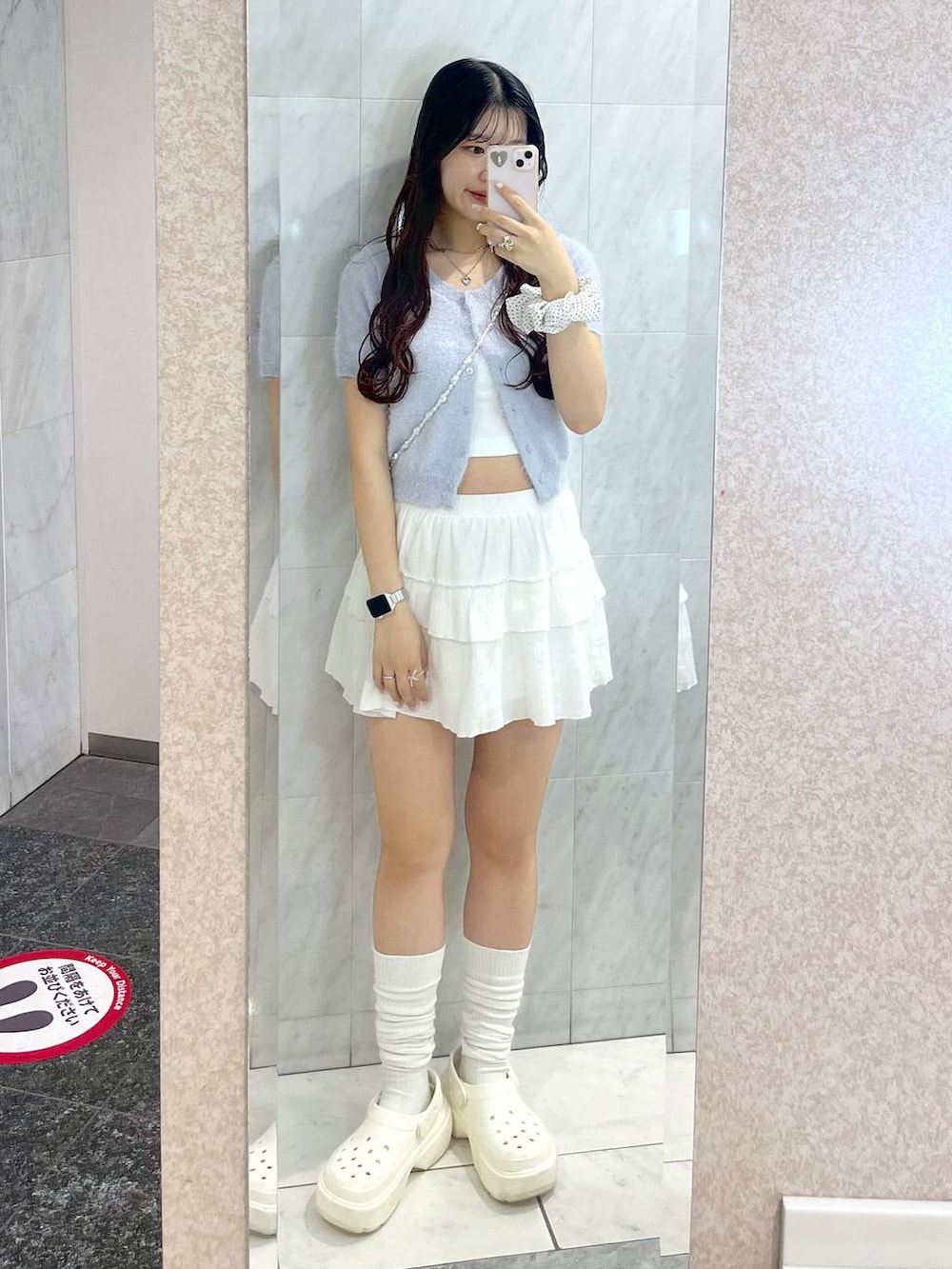 ホワイト系のキャミソール、ホワイト系のスカート、ブルー系のカーディガン/ボレロを着用したレディースの春コーディネートの4枚目の写真