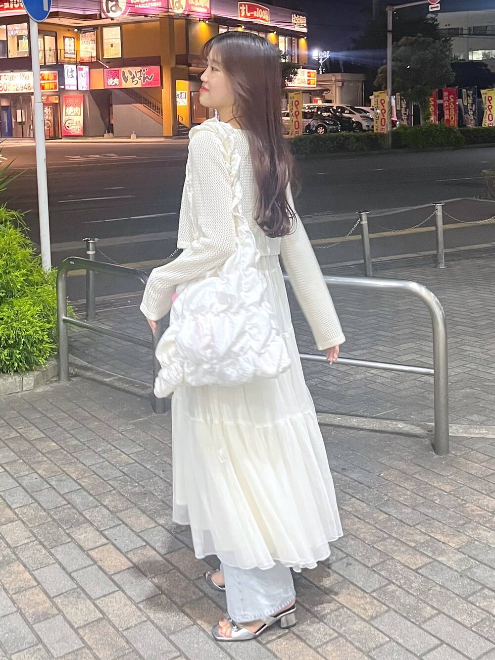 ホワイト系のワンピース、シルバー系のサンダル、ホワイト系のキャミソールを着用したレディースの夏コーディネートの2枚目の写真