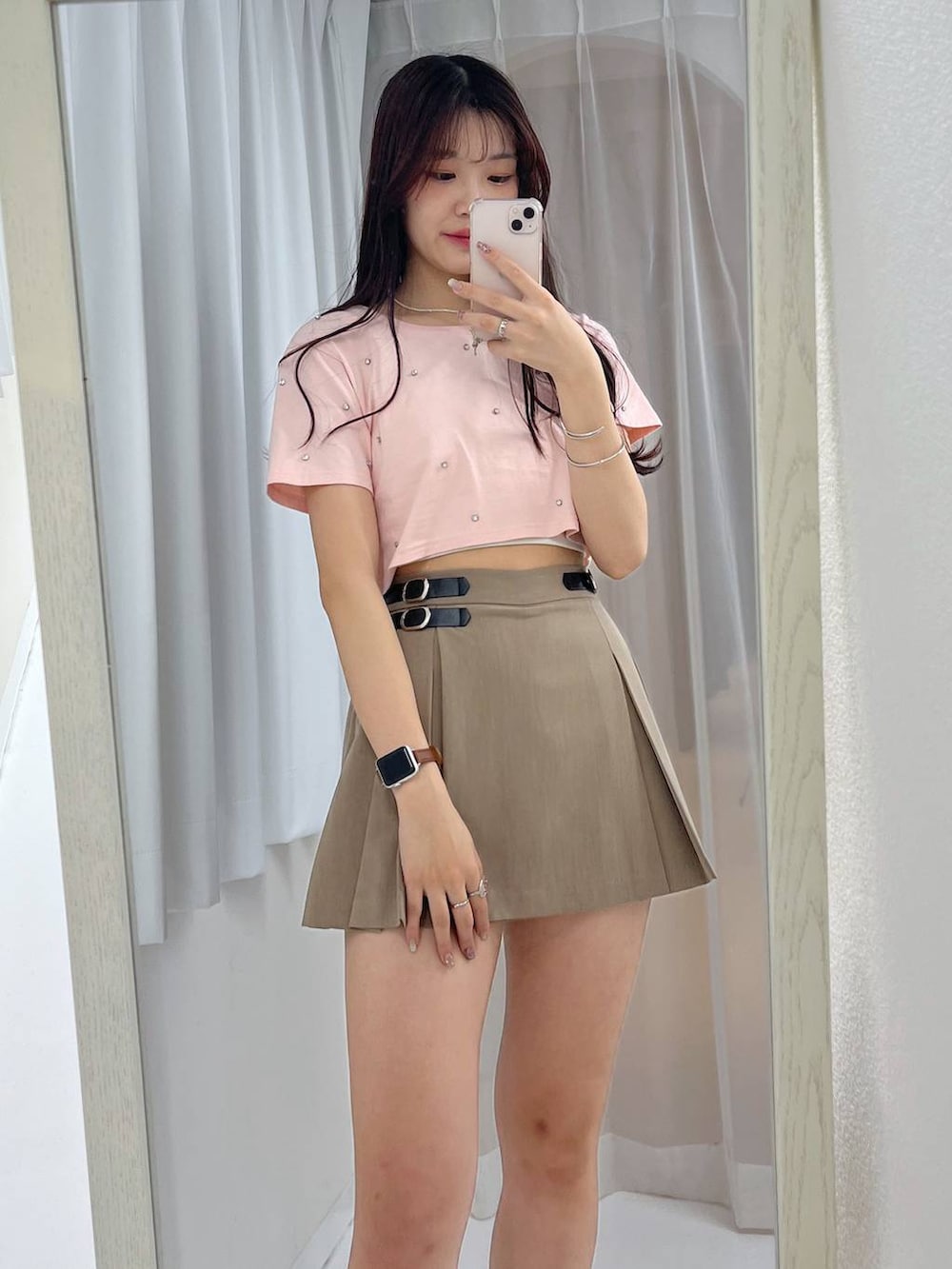 ホワイト系のキャミソール、ホワイト系のサンダル、ベージュ系のスカートを着用したレディースの春コーディネートの4枚目の写真