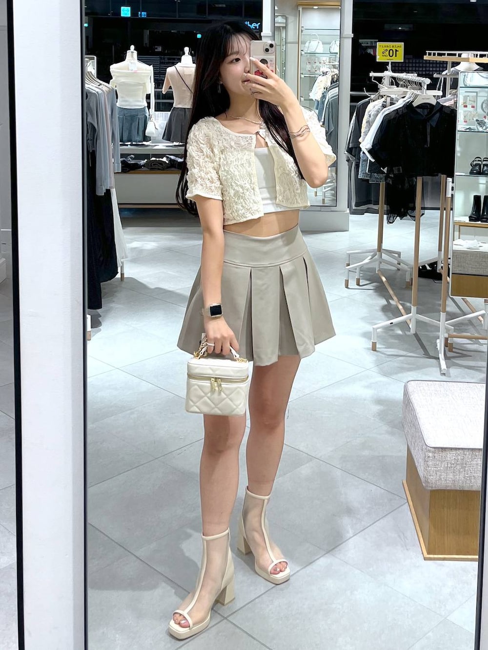 ホワイト系のカーディガン/ボレロ、ホワイト系のキャミソール、ホワイト系のショルダーバッグを着用したレディースの夏コーディネートの3枚目の写真