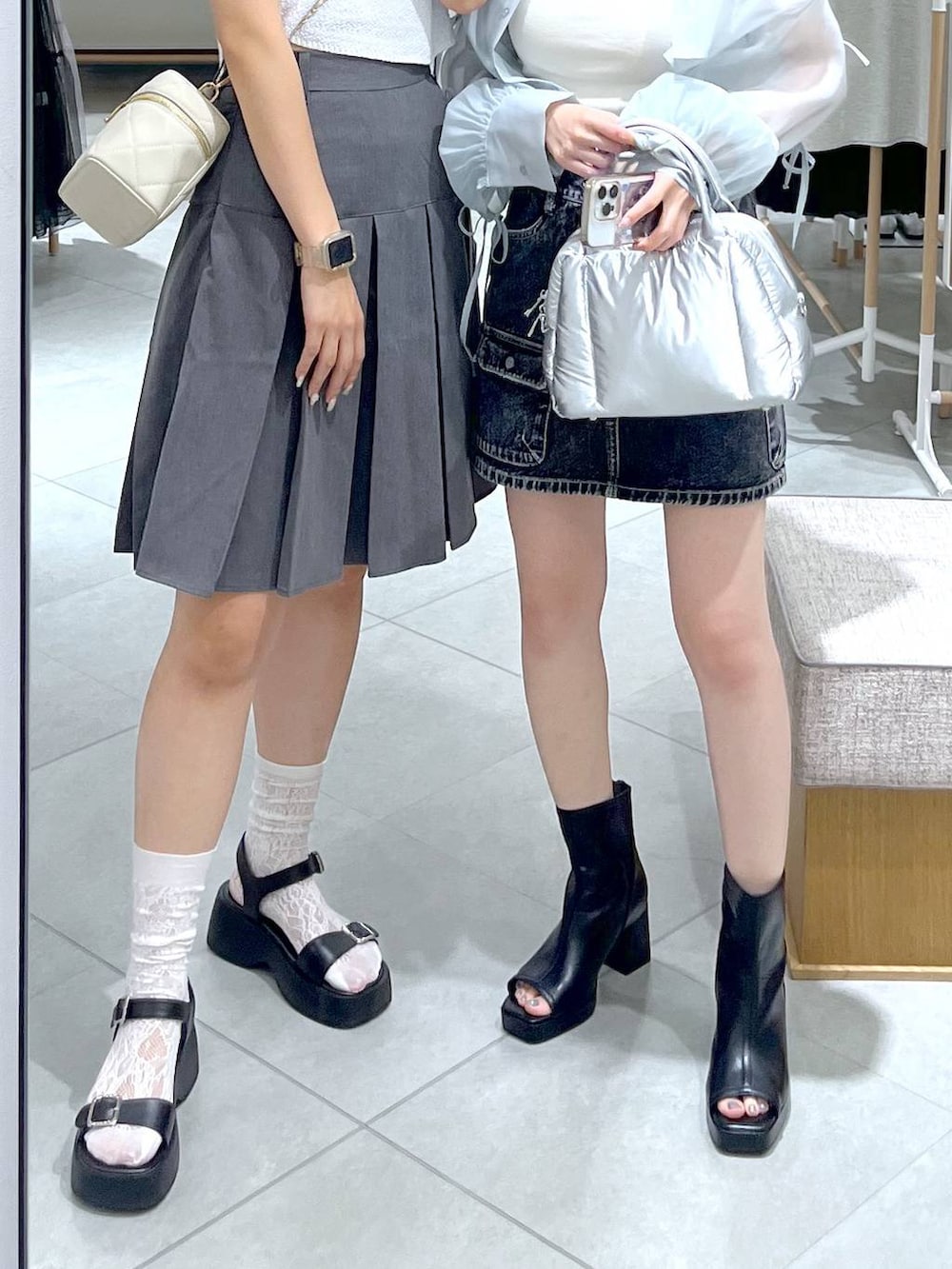 ブラック系のサンダル、グレー系のスカート、ブルー系のニット/セーターを着用したレディースの夏コーディネートの8枚目の写真