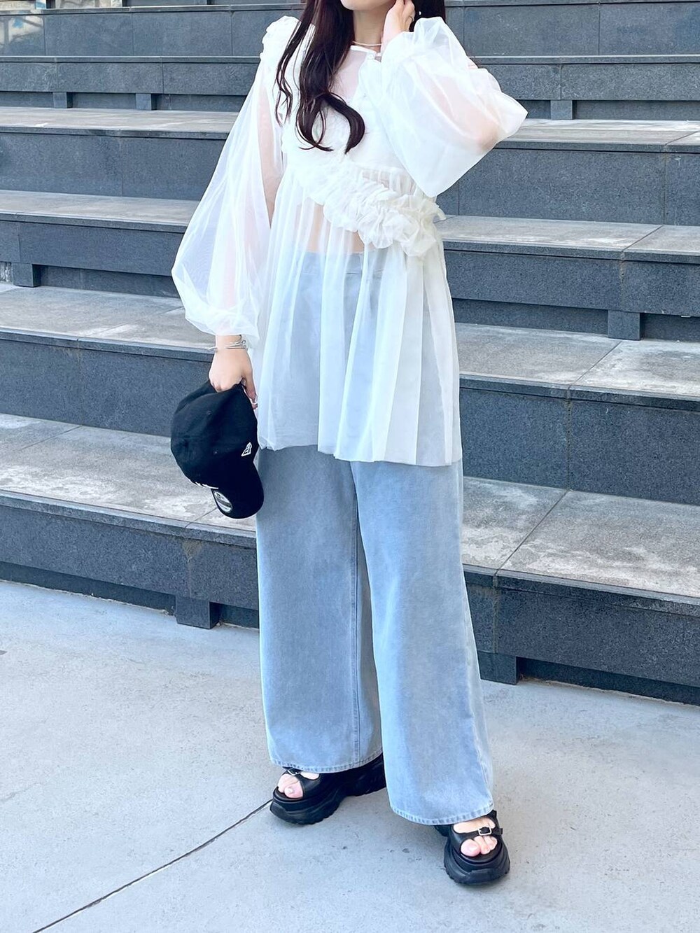 ホワイト系のシャツ/ブラウス、ブルー系のデニムパンツ、ホワイト系のキャミソールを着用したレディースの春コーディネートの3枚目の写真