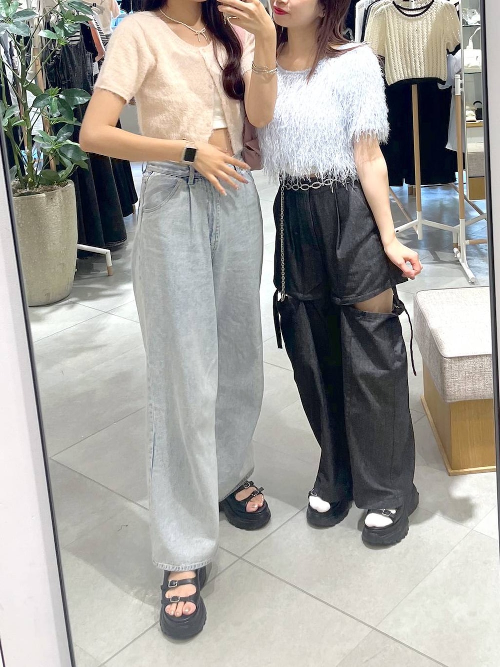 ブラック系のスラックス、ブルー系のTシャツ/カットソー、ブルー系のデニムパンツを着用したレディースの春コーディネートの2枚目の写真