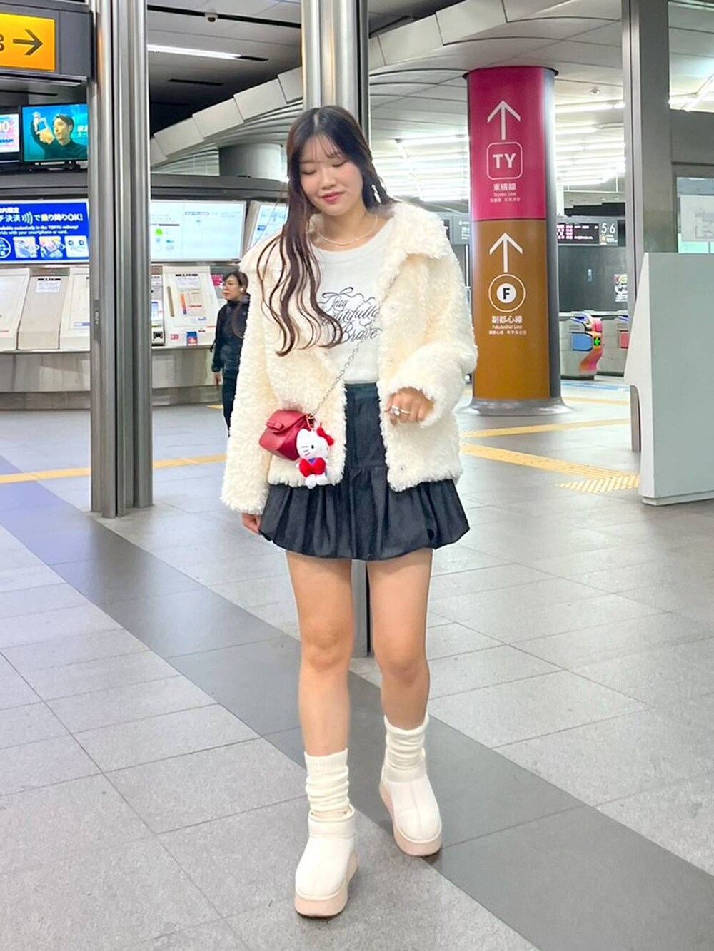 ホワイト系のTシャツ/カットソー、レッド系のショルダーバッグ、ホワイト系のステンカラーコートを着用したレディースの秋コーディネートの6枚目の写真