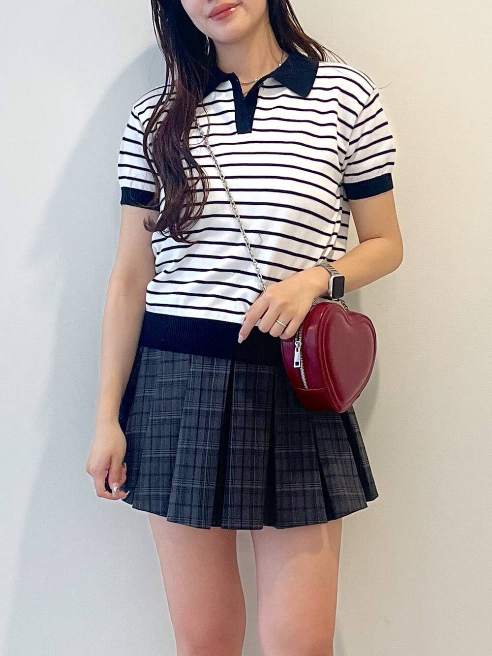 ホワイト系のキャミソール、ブラック系のローファー、グレー系のスカートを着用したレディースの春コーディネートの8枚目の写真