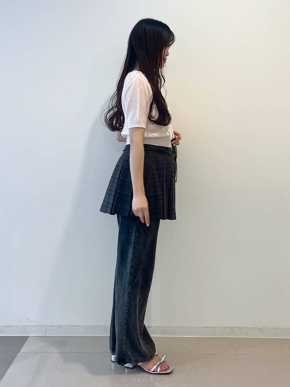 グレー系のショルダーバッグ、ホワイト系のキャミソール、グレー系のスカートを着用したレディースの春コーディネートの3枚目の写真